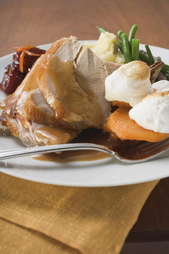 无人,竖图,俯视,室内,特写,白天,烹饪,西餐,餐桌,桌子,餐具,阴影,节日,庆祝,反射,碟子,盘,影子,勺子,鸡肉,肉,料理,食品,糖,糖果,甜点,甜品,火鸡,土豆泥,软糖,文化,棉花糖,菜肴,美食,肉类,食物,一个,白色,盘子,调羹,碟,汤匙,甜食,庆典,烤鸡,西式,摄影,佳肴,影棚,单个,餐台,纪念,肉食,感恩节,马铃薯泥,薯蓉,彩图,高角度拍摄,影棚拍摄,拍摄