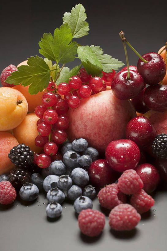 无人,竖图,俯视,室内,特写,白天,餐桌,桌子,浆果,蓝莓,杏,樱桃,水果,一堆,许多,阴影,堆叠,堆积,灰色背景,新鲜,反射,影子,灯笼果,桑葚,生食,食品,果实,食物,红色,蓝色,覆盆子,摄影,有机食品,绿色食品,影棚,餐台,堆,红醋栗,杏果,杏子,樱珠,莺桃,英桃,楔桃,山都柿,牛桃,蓝浆果,蓝靛果,荆桃,醋栗,彩图,高角度拍摄,影棚拍摄,拍摄
