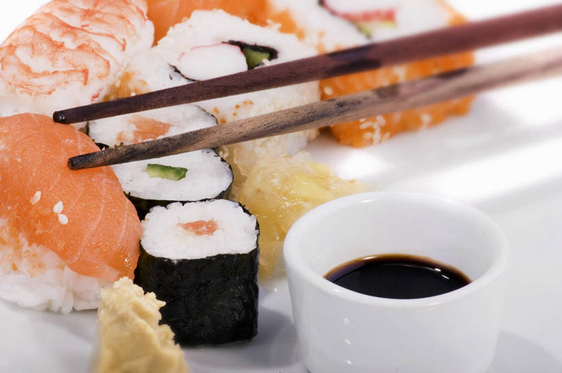 米饭,三文鱼,寿司,无人,横图,俯视,室内,特写,白天,白色背景,烹饪,餐桌,筷子,桌子,鲑鱼,黄瓜,蔬菜,餐具,一双,许多,阴影,新鲜,反射,影子,陶瓷,调料,肉,虾,鱼肉,日本料理,料理,食品,陶瓷制品,饭,调味品,调味料,文化,传统,酱油,菜肴,美食,肉类,大虾,食物,白色,容器,碗,日式料理,日式,摄影,佳肴,有机食品,绿色食品,影棚,对虾,餐台,储藏,礼节,大马哈鱼,五谷,储存,醋饭,礼仪,肉食,斑节虾,撒蒙鱼,萨门鱼,冰海之皇,鲑,马哈鱼,麻哈鱼,大麻哈鱼,四喜饭,东方对虾,中国对虾,豉油,进餐用具,青瓜,胡瓜,彩图,高角度拍摄,影棚拍摄,拍摄,贮存