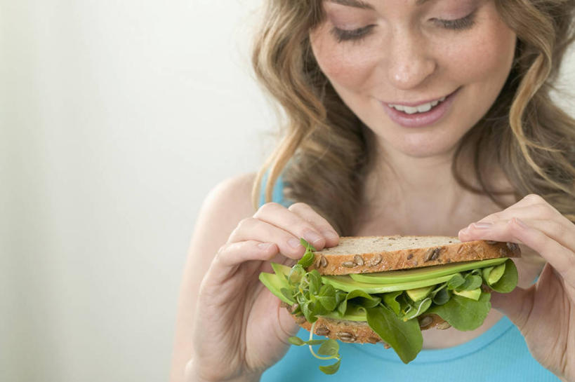 点心,面包,西方人,一个人,站,笑,微笑,露齿笑,横图,室内,白天,白色背景,正面,烹饪,西餐,蔬菜,水果,叶子,欧洲,欧洲人,仅一个年轻女性,仅一个女性,仅一个人,握,阴影,服装,新鲜,反射,影子,生食,三明治,料理,食品,面点,果实,绿叶,注视,休闲装,菜肴,美食,食物,糕点,一个,衣服,快餐,酪梨,低头,观察,看,站着,休闲,休闲服,嫩叶,鳄梨,西式,握着,摄影,服饰,佳肴,有机食品,绿色食品,影棚,单个,观看,油梨,察看,关注,西式快餐,三文治,樟梨,年轻女性,女人,女性,白种人,叶,叶片,牛油果,站立,半身,彩图,影棚拍摄,拍摄