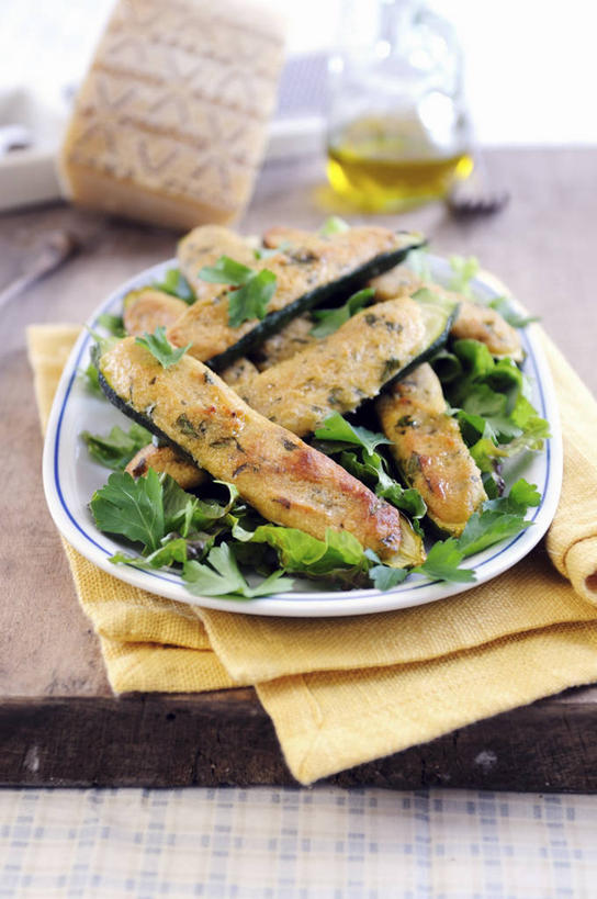 奶酪,无人,竖图,俯视,室内,特写,白天,烹饪,西餐,餐桌,桌子,蔬菜,餐具,阴影,新鲜,反射,布料,碟子,壶,盘,影子,食用油,油,干酪,橄榄油,起司,料理,食品,西葫芦,案板,芝士,营养,布纹,菜肴,美食,水壶,砧板,桌布,食物,盘子,餐巾,茶壶,容器,碟,台布,乳酪,白瓜,西式,摄影,佳肴,有机食品,绿色食品,影棚,餐台,乳制品,发酵,植物油,茭瓜,彩图,高角度拍摄,影棚拍摄,拍摄