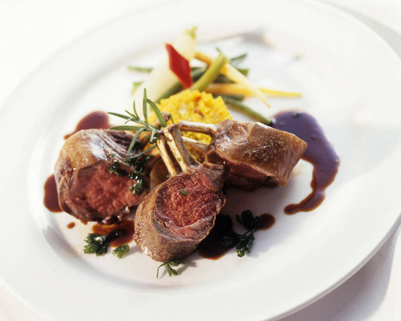 无人,横图,俯视,室内,特写,白天,白色背景,烹饪,西餐,快乐,餐桌,桌子,餐具,阴影,反射,碟子,盘,影子,调料,调味,酱料,酱汁,肉,香料,佐料,羊排,料理,食品,调味品,调味料,羊肉,酱,菜肴,美食,肉类,藏红花,食物,白色,盘子,碟,西式,摄影,佳肴,影棚,餐台,保护,番红花,配料,肉食,西红花,作料,彩图,高角度拍摄,影棚拍摄,拍摄