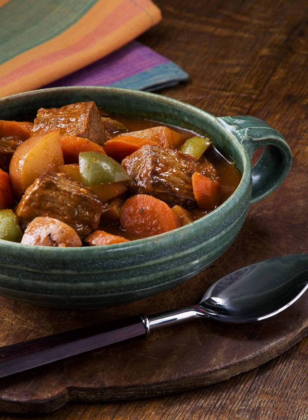 无人,竖图,俯视,室内,特写,白天,烹饪,西餐,餐桌,桌子,萝卜,胡萝卜,蔬菜,阴影,新鲜,反射,木制,影子,勺子,陶瓷,肉,牛肉,料理,食品,案板,陶瓷制品,菜肴,美食,肉类,砧板,食物,一个,木制品,容器,调羹,汤匙,碗,西式,摄影,佳肴,有机食品,绿色食品,影棚,单个,餐台,储藏,储存,肉食,红萝卜,甘荀,彩图,高角度拍摄,影棚拍摄,拍摄,贮存