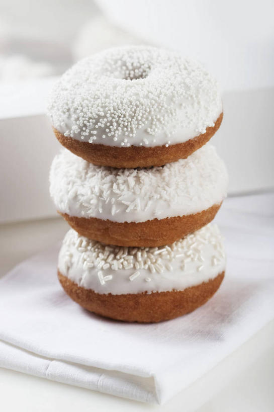 点心,面包,无人,竖图,俯视,室内,特写,白天,餐桌,桌子,一堆,阴影,堆叠,堆积,反射,布料,影子,食品,面点,布纹,桌布,食物,糕点,三个,餐巾,台布,甜甜圈,摄影,影棚,餐台,堆,多纳滋面包,唐纳滋,面包圈,彩图,高角度拍摄,影棚拍摄,拍摄