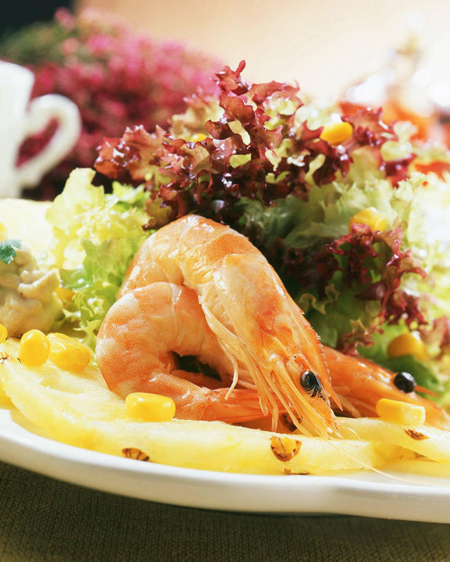 无人,竖图,俯视,室内,特写,白天,餐桌,桌子,菠萝,蔬菜,餐具,水果,阴影,朦胧,模糊,新鲜,反射,碟子,盘,影子,生菜,莴苣,生食,虾,沙拉,食品,果实,色拉,沙律,大虾,食物,一个,白色,盘子,碟,摄影,有机食品,绿色食品,影棚,对虾,单个,餐台,色拉酱,千岛酱,斑节虾,春菜,鹅仔菜,莴仔菜,千金菜,叶用莴苣,东方对虾,中国对虾,凤梨,彩图,高角度拍摄,影棚拍摄,拍摄