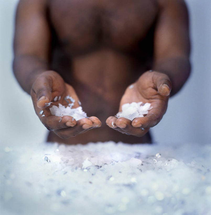 西方人,手,肌肉,健壮,一个人,捧,竖图,俯视,室内,特写,白天,餐桌,桌子,欧洲,非洲,黑人,欧洲人,双手,仅一个男性,仅一个人,一堆,许多,阴影,堆叠,堆积,蓝色背景,朦胧,模糊,反射,影子,冰,冰块,冷冻,裸露,仅一个年轻男性,健康,手部,寒冷,活力,力量,摄影,影棚,冷藏,餐台,青春,堆,冰冷,强壮,裸,保鲜,男人,男性,年轻男性,非洲人,端,端着,捧着,手捧,半身,彩图,高角度拍摄,影棚拍摄,拍摄