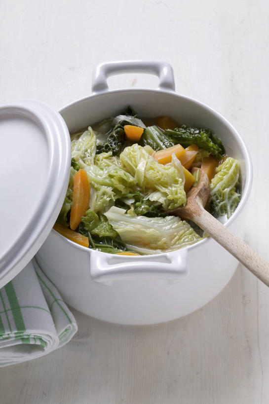 无人,竖图,俯视,室内,特写,白天,白色背景,烹饪,餐桌,桌子,萝卜,胡萝卜,蔬菜,椰菜,卷心菜,厨具,金属制品,一堆,许多,阴影,堆叠,堆积,新鲜,反射,金属,木制,布料,锅子,影子,勺子,食品,布纹,锅,桌布,食物,餐巾,木制品,调羹,台布,汤匙,甘蓝,摄影,有机食品,绿色食品,影棚,餐台,锅具,堆,烹饪用具,烹调用具,结球甘蓝,红萝卜,甘荀,甘兰,包心菜,烹调,彩图,高角度拍摄,影棚拍摄,拍摄