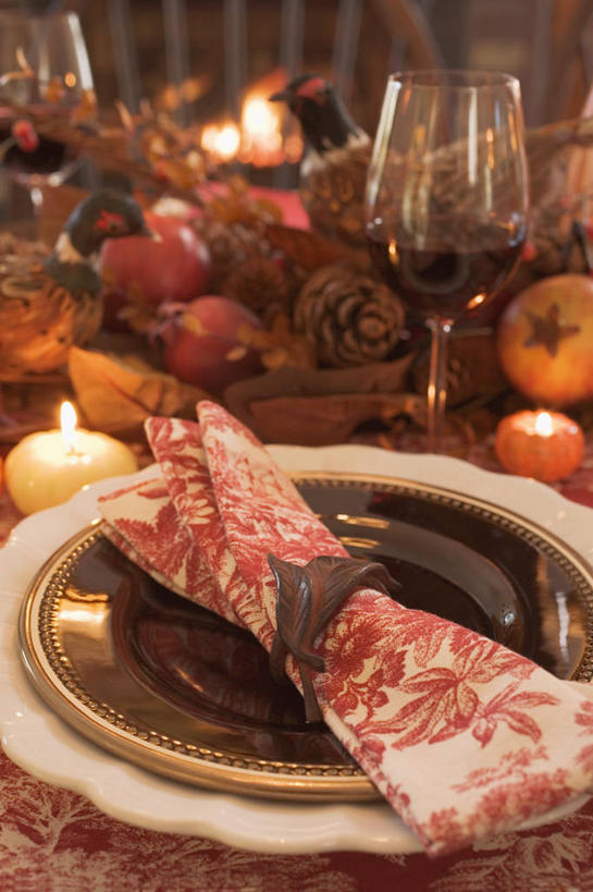 红酒,葡萄酒,无人,竖图,俯视,室内,特写,白天,餐桌,桌子,蔬菜,西红柿,杯子,餐具,蜡烛,阴影,节日,朦胧,模糊,庆祝,新鲜,光线,碟子,高脚杯,火焰,盘,影子,烛光,肉,食品,红酒杯,酒类,燃烧,文化,肉类,玻璃制品,酒,食物,饮料,盘子,酒杯,碟,点燃,庆典,红葡萄酒,有机食品,绿色食品,餐台,纪念,葡萄酒杯,肉食,感恩节,玻璃杯,洋柿子,柑仔蜜,番茄,臭柿,彩图,高角度拍摄,六月柿,喜报三元