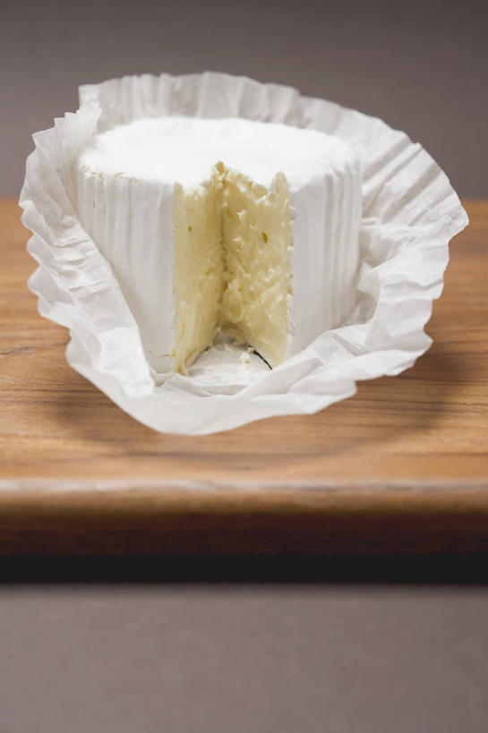 奶酪,无人,竖图,俯视,室内,特写,白天,餐桌,桌子,餐具,阴影,灰色背景,反射,木制,包装,包装纸,碟子,盘,影子,纸,干酪,起司,纸张,芝士,营养,一个,盘子,木制品,碟,乳酪,摄影,影棚,单个,餐台,包装材料,乳制品,牛皮纸,发酵,山羊奶酪,彩图,高角度拍摄,影棚拍摄,拍摄