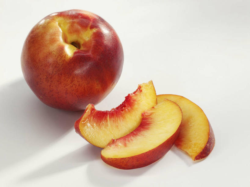 无人,横图,俯视,室内,特写,白天,白色背景,餐桌,桌子,桃子,水果,三块,切开,阴影,新鲜,反射,影子,生食,食品,果实,油桃,食物,一个,切,摄影,有机食品,绿色食品,影棚,单个,餐台,剖面,切面,肺果,李光桃,彩图,高角度拍摄,影棚拍摄,拍摄