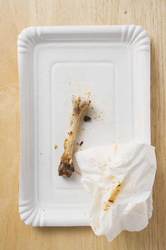 无人,竖图,俯视,室内,特写,白天,餐桌,桌子,餐具,阴影,反射,木制,碟子,盘,影子,鸡肉,肉,骨头,肉类,一个,白色,盘子,木制品,碟,摄影,影棚,单个,餐台,肉食,彩图,高角度拍摄,影棚拍摄,拍摄