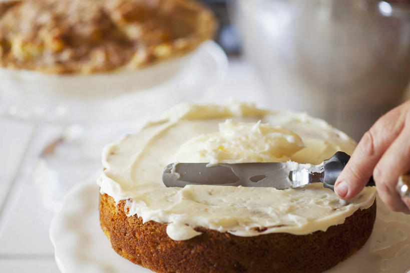 点心,西方人,手,一个人,横图,俯视,室内,特写,白天,餐桌,桌子,餐具,欧洲,欧洲人,仅一个年轻女性,仅一个女性,仅一个人,一把,握,阴影,朦胧,模糊,反射,工具,影子,食品,甜点,甜品,刀具,食物,糕点,刀,甜食,奶油,手部,握着,餐台,单手,乳制品,餐刀,激凌,克林姆,淇淋,年轻女性,女人,女性,白种人,半身,彩图,高角度拍摄