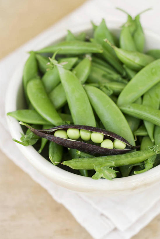 无人,竖图,俯视,室内,特写,白天,植物,餐桌,桌子,蔬菜,一堆,许多,阴影,堆叠,堆积,朦胧,模糊,新鲜,反射,布料,影子,陶瓷,豆类,豆子,豌豆,食品,陶瓷制品,布纹,荷兰豆,桌布,食物,一个,白色,餐巾,容器,台布,碗,摄影,有机食品,绿色食品,影棚,单个,餐台,储藏,堆,储存,雪豆,豆科,寒豆,毕豆,麻累,国豆,小寒豆,麦豌豆,彩图,高角度拍摄,影棚拍摄,拍摄,贮存