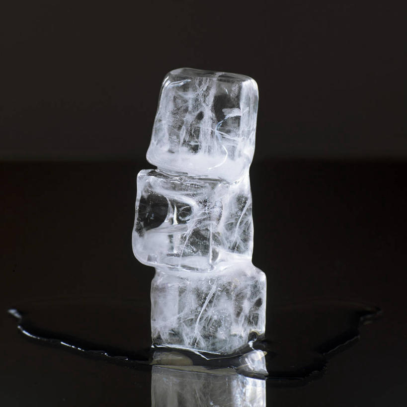 无人,方图,俯视,室内,特写,白天,餐桌,桌子,三块,一堆,阴影,堆叠,堆积,黑色背景,反射,影子,冰,冰块,冷冻,寒冷,摄影,影棚,冷藏,餐台,堆,冰冷,保鲜,彩图,高角度拍摄,影棚拍摄,拍摄