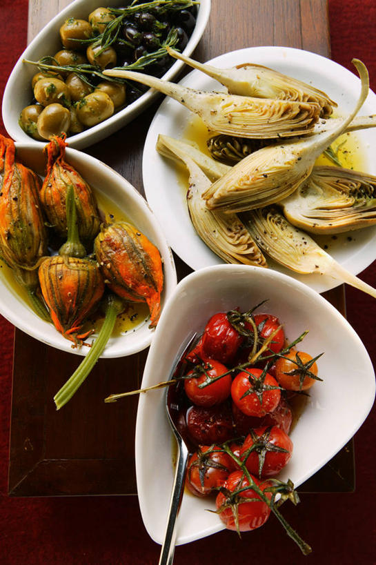 无人,竖图,俯视,室内,特写,白天,餐桌,桌子,橄榄,蔬菜,西红柿,小番茄,水果,一堆,许多,阴影,堆叠,堆积,新鲜,反射,影子,陶瓷,食品,陶瓷制品,食物,红色,白色,容器,碗,摄影,有机食品,绿色食品,影棚,餐台,储藏,堆,储存,小西红柿,樱桃小番茄,珍珠小番茄,青果,白榄,樱桃番茄,圣女果,番茄,彩图,高角度拍摄,影棚拍摄,拍摄,贮存