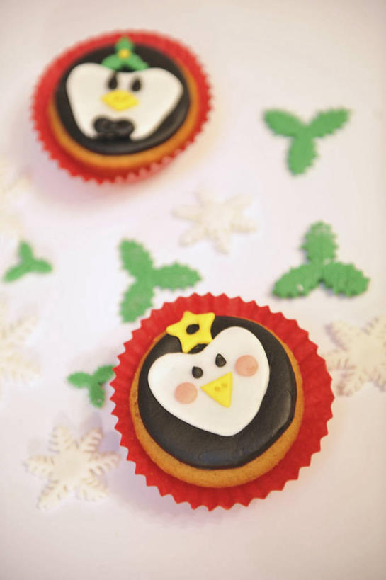 点心,无人,竖图,俯视,室内,特写,白天,下午茶,餐桌,桌子,叶子,阴影,反射,影子,食品,绿叶,松饼,食物,糕点,两个,嫩叶,摄影,影棚,餐台,玛芬蛋糕,叶,叶片,彩图,高角度拍摄,影棚拍摄,拍摄