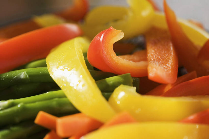 无人,横图,俯视,室内,特写,白天,萝卜,胡萝卜,辣椒,芦笋,蔬菜,一堆,许多,阴影,堆叠,堆积,朦胧,模糊,新鲜,反射,影子,食品,食物,黄色,橙色,摄影,有机食品,绿色食品,影棚,堆,彩椒,辣角,红海椒,大椒,辣虎,广椒,猪尾巴,药鸡豆子,甜椒,柿子椒,石刁柏,蚂蚁杆,龙须菜,狼尾巴根,辣子,红萝卜,海椒,甘荀,番椒,灯笼椒,彩图,高角度拍摄,影棚拍摄,拍摄