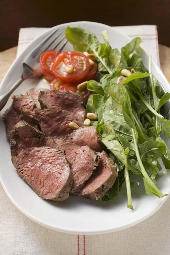 无人,竖图,俯视,室内,特写,白天,烹饪,西餐,餐桌,桌子,菠菜,蔬菜,餐具,一把,一堆,许多,切开,阴影,堆叠,堆积,新鲜,反射,叉子,影子,陶瓷,肉,牛肉,料理,食品,陶瓷制品,松子,松子仁,菜肴,美食,肉类,食物,白色,容器,碗,切,西式,摄影,佳肴,有机食品,绿色食品,影棚,餐台,储藏,堆,松仁,储存,剖面,肉食,餐叉,切面,松籽仁,进餐用具,鹦鹉菜,鼠根菜,角菜,红嘴绿鹦哥,赤根菜,菠薐菜,波斯草,彩图,高角度拍摄,影棚拍摄,拍摄,贮存