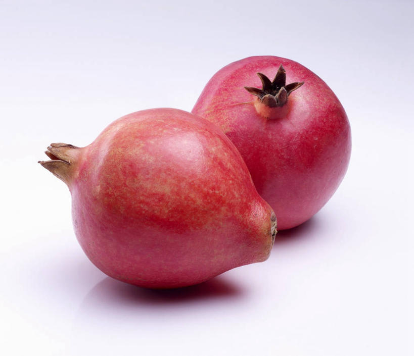 无人,横图,俯视,室内,特写,白天,白色背景,餐桌,桌子,石榴,水果,阴影,新鲜,反射,影子,生食,食品,果实,食物,两个,红色,摄影,有机食品,绿色食品,影棚,餐台,涂林,若榴,金罂,金庞,丹若,安石榴,彩图,高角度拍摄,影棚拍摄,拍摄