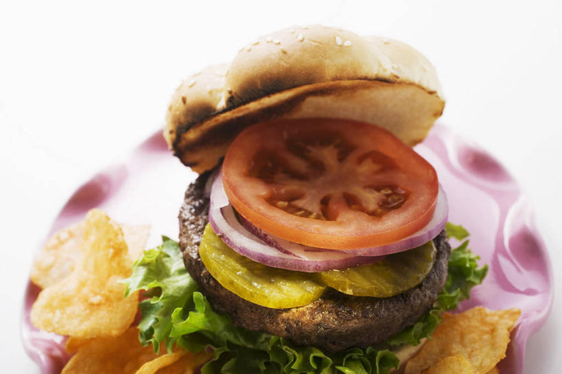 无人,横图,俯视,室内,特写,白天,白色背景,烹饪,西餐,餐桌,桌子,蔬菜,西红柿,洋葱,一堆,许多,阴影,堆叠,堆积,新鲜,反射,影子,生菜,莴苣,肉,汉堡,牛肉,料理,食品,菜肴,美食,肉类,食物,一个,快餐,西式,摄影,佳肴,有机食品,绿色食品,影棚,单个,餐台,堆,玉葱,肉食,西式快餐,垃圾食品,春菜,鹅仔菜,莴仔菜,千金菜,叶用莴苣,圆葱,洋柿子,洋葱头,球葱,柑仔蜜,番茄,葱头,臭柿,彩图,高角度拍摄,影棚拍摄,拍摄,六月柿,喜报三元