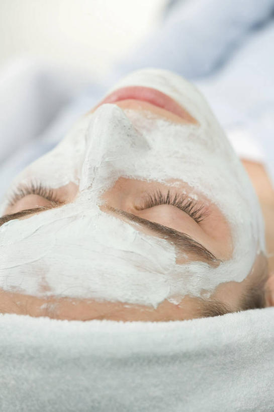 西方人,脸,头,脸颊,一个人,躺,闭眼,竖图,俯视,室内,特写,白天,化妆,美容,欧洲,欧洲人,仅一个年轻女性,仅一个女性,仅一个人,护肤,阴影,服装,朦胧,模糊,美白,反射,影子,休闲装,肩膀,衣服,化妆品,清洁,保养,享受,休闲,休闲服,面膜,放松,去角质,保健,服饰,保湿,滋润,护肤品,化妆用品,去死皮,护肤用品,舒缓,养颜,膏状,膏状面膜,去污,控油,紧肤,嫩肤,祛痘,去痘,祛角质,抗衰,再生,增白,补水,祛斑,抗皱,防皱,除皱,去皱,卧着,年轻女性,女人,女性,白种人,头部,脸部,脸蛋,面部,闭眼睛,闭着眼,闭着眼睛,躺着,卧,半身,彩图,高角度拍摄