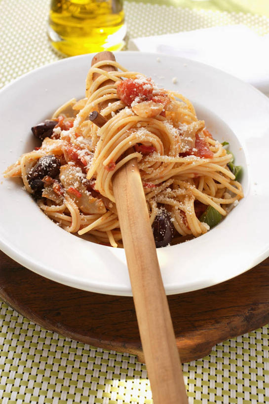 面食,面条,意大利面,无人,竖图,俯视,室内,特写,白天,西餐,餐桌,桌子,橄榄,餐具,水果,一堆,许多,阴影,堆叠,堆积,新鲜,反射,碟子,壶,盘,影子,面,生食,食用油,油,橄榄油,料理,食品,果实,水壶,食物,白色,盘子,茶壶,容器,碟,西式,摄影,有机食品,绿色食品,影棚,餐台,堆,植物油,青果,白榄,彩图,高角度拍摄,影棚拍摄,拍摄