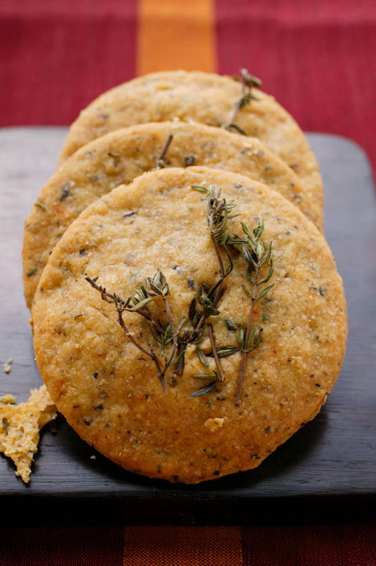 点心,无人,竖图,俯视,室内,特写,白天,餐桌,桌子,三块,阴影,芳香,反射,影子,食品,案板,曲奇,砧板,食物,饼干,零食,香草,摄影,影棚,餐台,吉祥,百里香,麝香草,曲奇饼,曲奇饼干,如意,勇气,勇敢,地椒,自尊,不屈,平安,彩图,高角度拍摄,影棚拍摄,拍摄