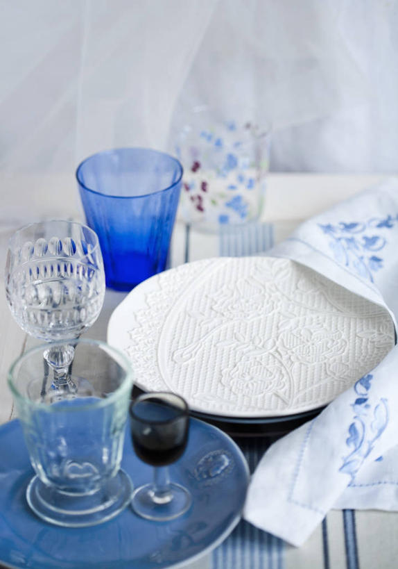 无人,竖图,俯视,室内,特写,白天,餐桌,桌子,静物,杯子,餐具,阴影,朦胧,模糊,反射,布料,碟子,盘,影子,红酒杯,布纹,玻璃制品,桌布,蓝色,白色,盘子,餐巾,水杯,碟,台布,摄影,影棚,餐台,葡萄酒杯,玻璃杯,彩图,高角度拍摄,影棚拍摄,拍摄