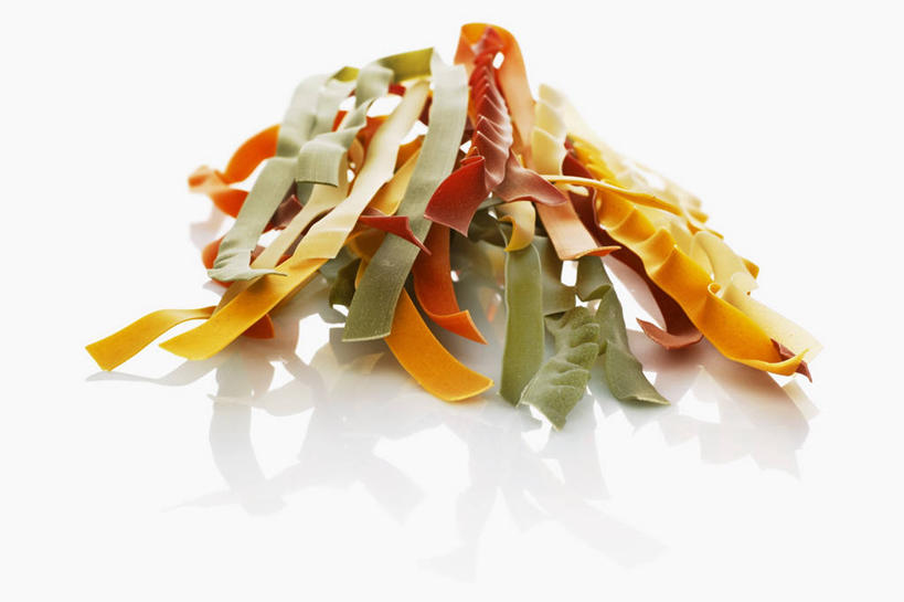 面食,面条,意大利面,无人,横图,俯视,彩色,室内,特写,白天,白色背景,西餐,餐桌,桌子,一堆,许多,阴影,堆叠,堆积,反射,影子,面,料理,食品,食物,西式,摄影,影棚,餐台,堆,彩图,高角度拍摄,影棚拍摄,拍摄