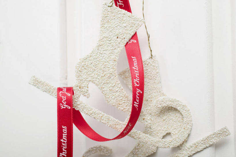 无人,横图,室内,特写,白天,正面,餐桌,桌子,圣诞节,阴影,节日,庆祝,装饰,反射,丝绸,丝带,影子,缎带,文化,绸带,饰品,庆典,摄影,影棚,餐台,纪念,华丽,修饰,点缀,衬托,美观,雅致,雅观,彩图,影棚拍摄,拍摄