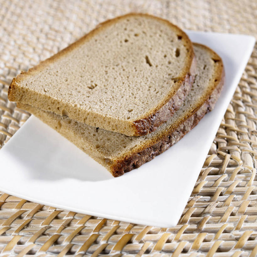 点心,面包,无人,方图,俯视,室内,特写,白天,餐桌,桌子,餐具,两片,阴影,反射,碟子,盘,影子,食品,面点,食物,糕点,一个,白色,盘子,碟,单个,餐台,彩图,高角度拍摄