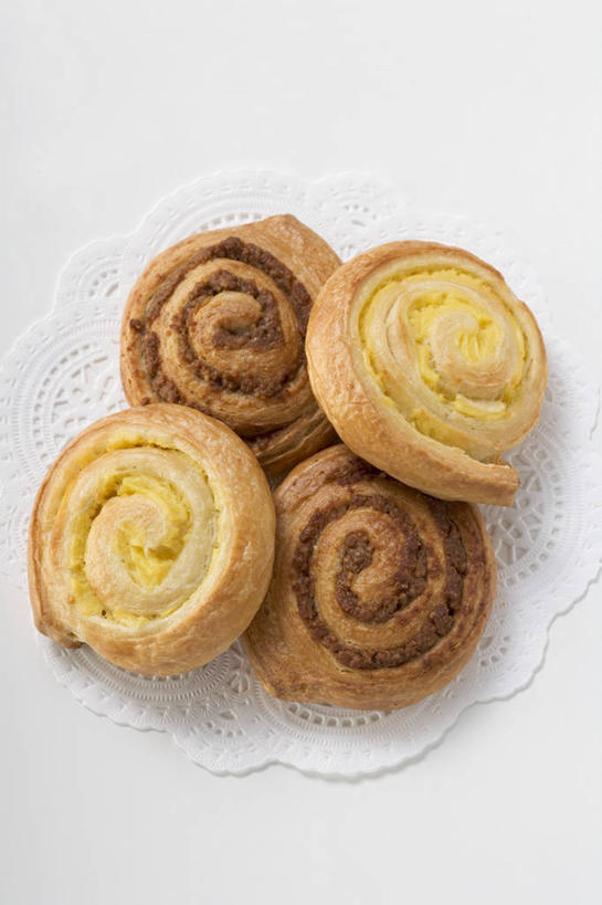 点心,面包,无人,竖图,俯视,室内,特写,白天,白色背景,餐桌,桌子,一排,阴影,整齐,反射,圆形,影子,食品,面点,食物,糕点,排列,纸巾,四个,摄影,影棚,餐台,队列,彩图,高角度拍摄,影棚拍摄,拍摄