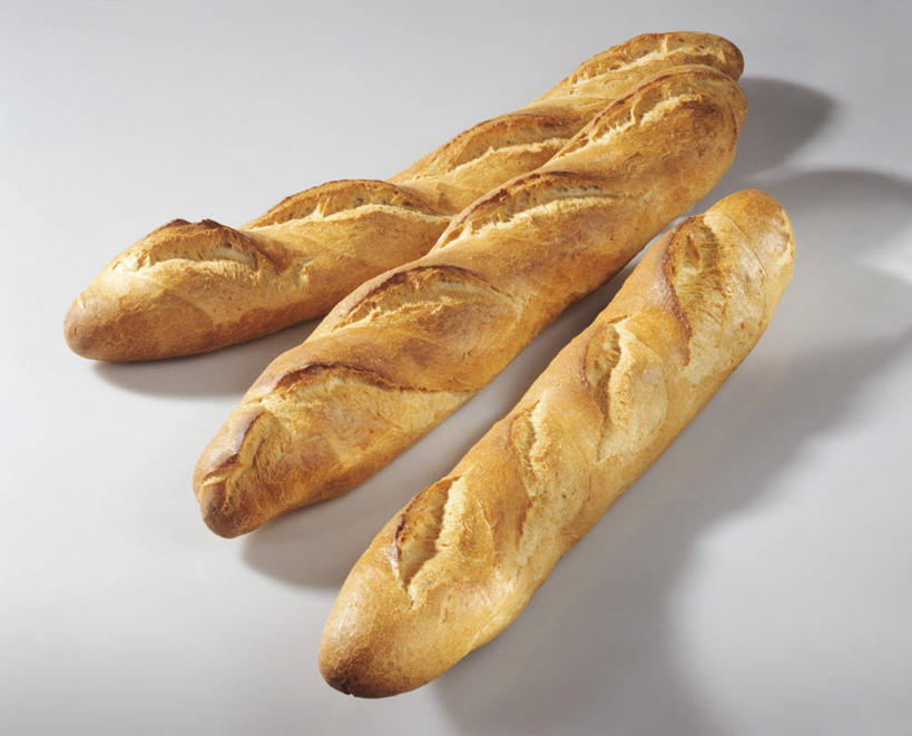 点心,面包,无人,横图,俯视,室内,特写,白天,白色背景,餐桌,桌子,阴影,反射,影子,食品,面点,法国面包,食物,糕点,三个,摄影,影棚,餐台,法棍,长棍面包,法式长棍面包,彩图,高角度拍摄,影棚拍摄,拍摄
