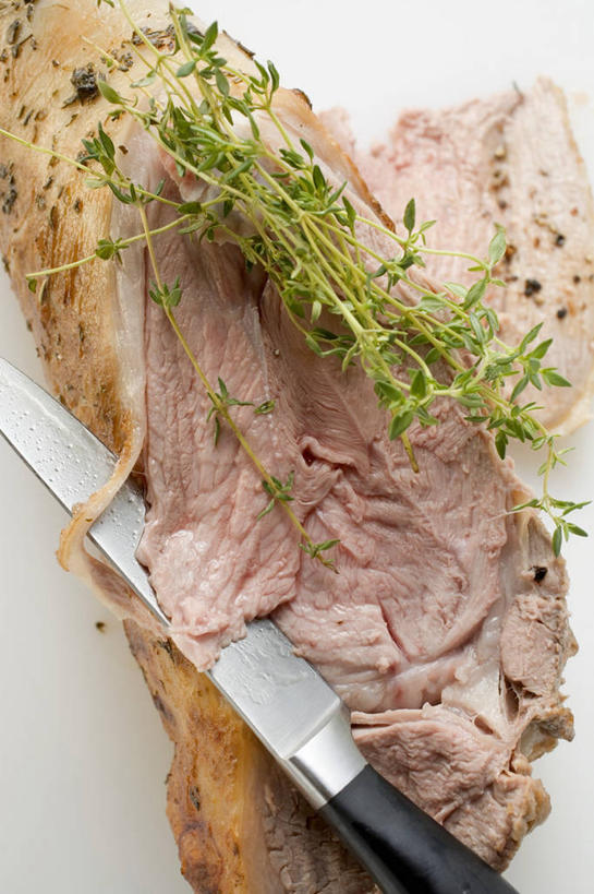 无人,竖图,俯视,室内,特写,白天,白色背景,餐桌,桌子,金属制品,一把,阴影,反射,金属,工具,影子,调味,鸡肉,肉,香料,佐料,刀具,火鸡,肉类,刀,摄影,影棚,餐台,配料,菜刀,肉食,作料,切菜刀,彩图,高角度拍摄,影棚拍摄,拍摄