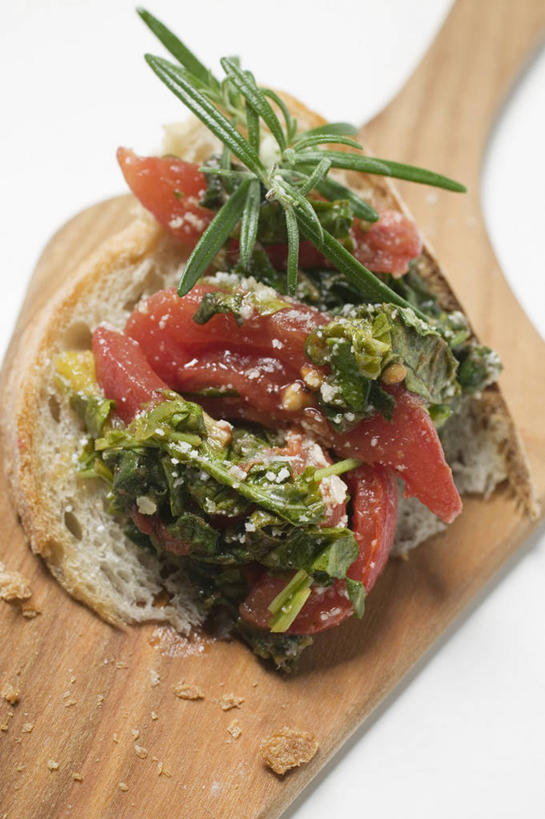 点心,面包,无人,竖图,俯视,室内,特写,白天,白色背景,餐桌,桌子,蔬菜,西红柿,一堆,许多,阴影,堆叠,堆积,新鲜,反射,木制,影子,食品,面点,案板,砧板,食物,糕点,红色,木制品,摄影,有机食品,绿色食品,影棚,餐台,堆,白面包,牛皮菜,厚皮菜,厚合菜,莙达菜,莙荙菜,根达菜,恭菜,观达菜,洋柿子,柑仔蜜,番茄,臭柿,彩图,高角度拍摄,影棚拍摄,拍摄,六月柿,喜报三元