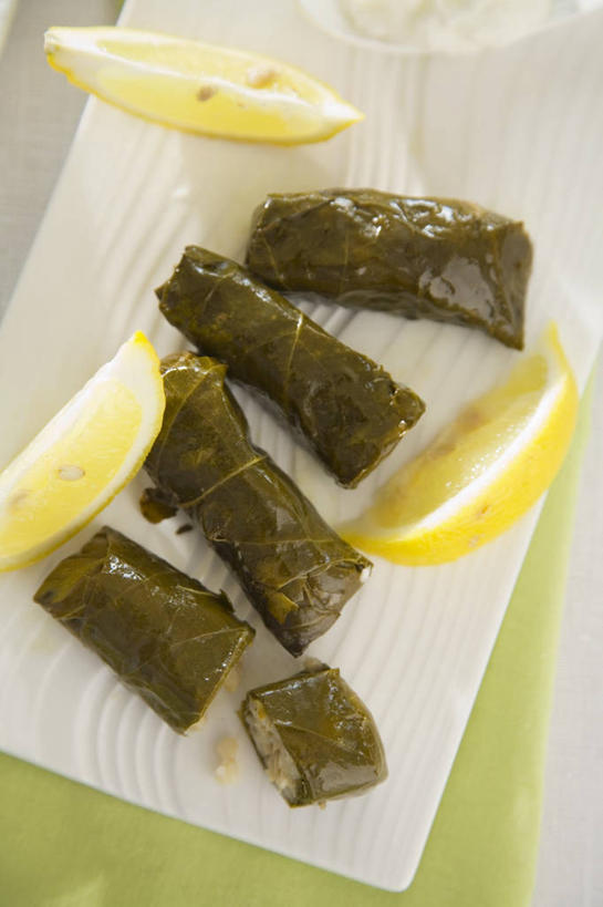 无人,竖图,俯视,室内,特写,白天,烹饪,西餐,餐桌,桌子,柠檬,水果,叶子,阴影,新鲜,反射,包裹,影子,生食,料理,食品,果实,绿叶,菜肴,美食,食物,黄色,嫩叶,西式,摄影,佳肴,有机食品,绿色食品,影棚,餐台,叶,叶片,益母果,柠果,彩图,高角度拍摄,影棚拍摄,拍摄