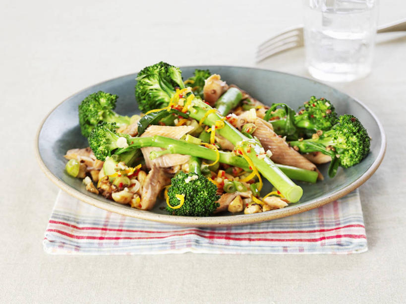 无人,横图,俯视,室内,特写,白天,白色背景,水,餐桌,桌子,杯子,餐具,一把,阴影,反射,布料,叉子,碟子,盘,液体,影子,花菜,花椰菜,西兰花,肉,鱼肉,坚果,果实,布纹,饮用水,肉类,玻璃制品,桌布,一个,盘子,餐巾,水杯,碟,台布,干果,矿泉水,摄影,影棚,单个,餐台,椰菜花,肉食,蒸馏水,餐叉,甘蓝花,玻璃杯,进餐用具,彩图,高角度拍摄,影棚拍摄,拍摄