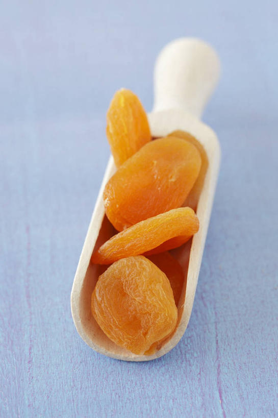 无人,竖图,俯视,室内,特写,白天,餐桌,桌子,杏,水果,许多,阴影,蓝色背景,新鲜,反射,影子,生食,食品,坚果,果实,食物,一个,容器,干果,摄影,有机食品,绿色食品,影棚,单个,餐台,储藏,储存,杏果,杏子,彩图,高角度拍摄,影棚拍摄,拍摄,贮存