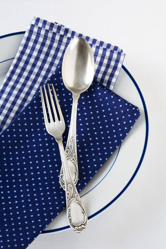 无人,竖图,俯视,室内,特写,白天,白色背景,餐桌,桌子,静物,餐具,金属制品,一把,阴影,反射,金属,布料,叉子,碟子,盘,影子,勺子,布纹,桌布,蓝色,盘子,餐巾,调羹,碟,台布,汤匙,摄影,影棚,餐台,餐叉,进餐用具,彩图,高角度拍摄,影棚拍摄,拍摄
