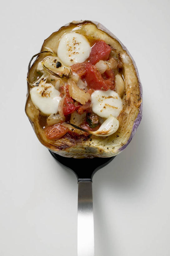 无人,竖图,俯视,室内,特写,白天,白色背景,烹饪,西餐,餐桌,桌子,茄子,蔬菜,金属制品,一把,阴影,新鲜,反射,金属,影子,勺子,料理,食品,菜肴,美食,食物,调羹,汤匙,西式,摄影,佳肴,有机食品,绿色食品,影棚,餐台,落苏,酪酥,昆仑瓜,矮瓜,彩图,高角度拍摄,影棚拍摄,拍摄