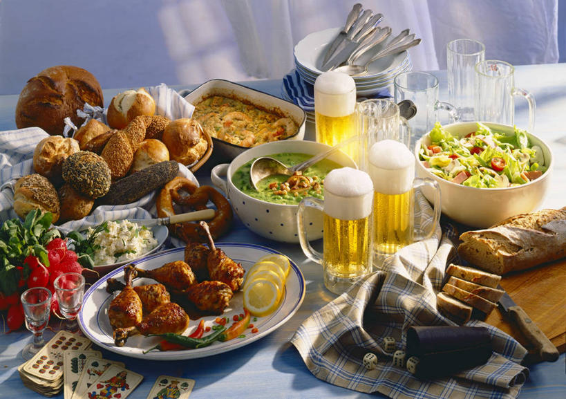 点心,面包,无人,横图,俯视,室内,特写,白天,烹饪,西餐,餐桌,桌子,杯子,餐具,一堆,许多,阴影,堆叠,堆积,反射,碟子,盘,影子,陶瓷,墙,生菜,莴苣,鸡肉,肉,料理,食品,面点,陶瓷制品,鸡腿,菜肴,美食,肉类,墙壁,墙面,玻璃制品,食物,糕点,两个,白色,盘子,酒杯,啤酒杯,容器,碟,碗,西式,摄影,佳肴,影棚,餐台,储藏,堆,鸡腿肉,储存,肉食,春菜,鹅仔菜,莴仔菜,千金菜,叶用莴苣,玻璃杯,彩图,高角度拍摄,影棚拍摄,拍摄,贮存