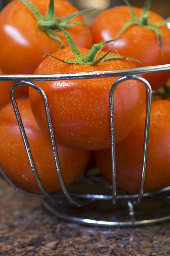 无人,竖图,俯视,室内,特写,白天,餐桌,桌子,蔬菜,西红柿,金属制品,一堆,许多,阴影,堆叠,堆积,新鲜,反射,金属,影子,食品,食物,红色,容器,摄影,有机食品,绿色食品,影棚,餐台,储藏,堆,储存,洋柿子,柑仔蜜,番茄,臭柿,彩图,高角度拍摄,影棚拍摄,拍摄,六月柿,贮存,喜报三元