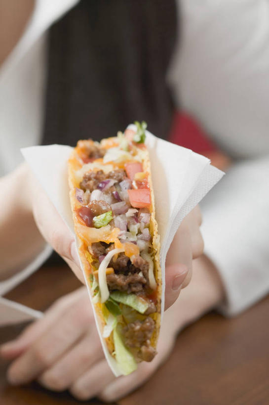 点心,西方人,手,一个人,坐,竖图,俯视,室内,特写,白天,餐桌,桌子,蔬菜,欧洲,欧洲人,仅一个男性,仅一个人,阴影,朦胧,模糊,新鲜,反射,影子,肉,食品,文化,饼,小吃,肉类,食物,糕点,仅一个年轻男性,餐巾,甜食,手部,有机食品,绿色食品,餐台,单手,肉食,玉米饼,保洁方巾,口布,男人,男性,年轻男性,白种人,坐着,半身,彩图,高角度拍摄