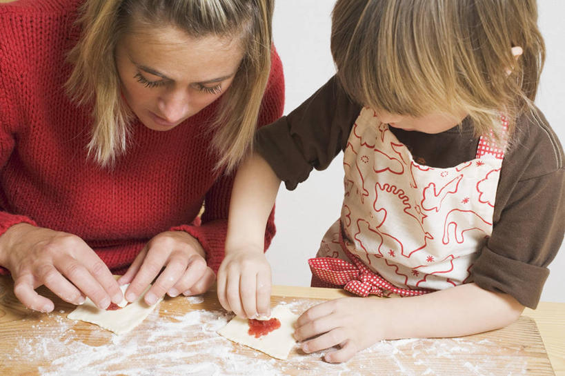 西方人,儿童,两个人,家庭,母亲,女儿,坐,横图,室内,特写,白天,白色背景,正面,纯洁,餐桌,桌子,欧洲,欧洲人,许多,握,阴影,服装,反射,木制,粉末,围裙,影子,面粉,粮食,注视,休闲装,小孩,衣服,红色,木制品,低头,观察,看,休闲,温暖,温馨,母女,一家人,休闲服,粉,可爱,母爱,童年,童趣,握着,摄影,服饰,影棚,餐台,观看,农产品,和睦,察看,关注,童真,烂漫,无邪,原材料,奶酥,粉状,天真,年轻女性,女孩,女人,女性,白种人,孩子,年轻人,坐着,半身,彩图,影棚拍摄,拍摄,融洽,女生