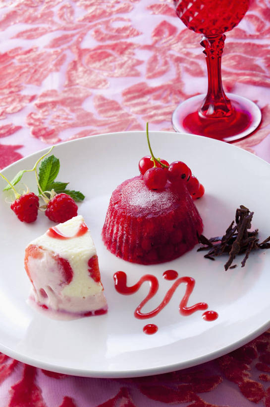 无人,竖图,俯视,室内,特写,白天,餐桌,桌子,草莓,浆果,餐具,水果,许多,阴影,新鲜,反射,碟子,盘,影子,灯笼果,生食,食品,冰激凌,果实,清凉,食物,红色,白色,盘子,碟,果酱,冷饮,舒服,冰淇淋,摄影,有机食品,绿色食品,影棚,餐台,解暑,解渴,雪糕,红醋栗,舒爽,冰糕,消暑,果子酱,洋莓,水果皇后,红莓,地莓,醋栗,彩图,高角度拍摄,影棚拍摄,拍摄