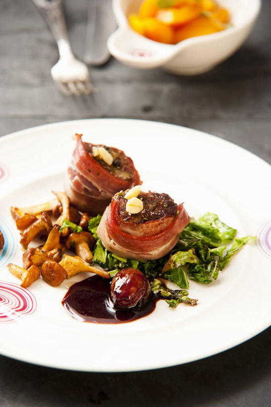 无人,竖图,俯视,室内,特写,白天,烹饪,西餐,餐桌,桌子,蔬菜,椰菜,卷心菜,餐具,一堆,许多,阴影,堆叠,堆积,新鲜,反射,叉子,碟子,盘,影子,菌菇,肉,牛排,牛肉,料理,食品,菌类,菜肴,美食,肉类,食物,白色,盘子,碟,甘蓝,食用菌,西式,摄影,佳肴,有机食品,绿色食品,影棚,餐台,堆,肉食,餐叉,鸡油菌,杏黄菌,杏菌,进餐用具,结球甘蓝,甘兰,包心菜,彩图,高角度拍摄,影棚拍摄,拍摄