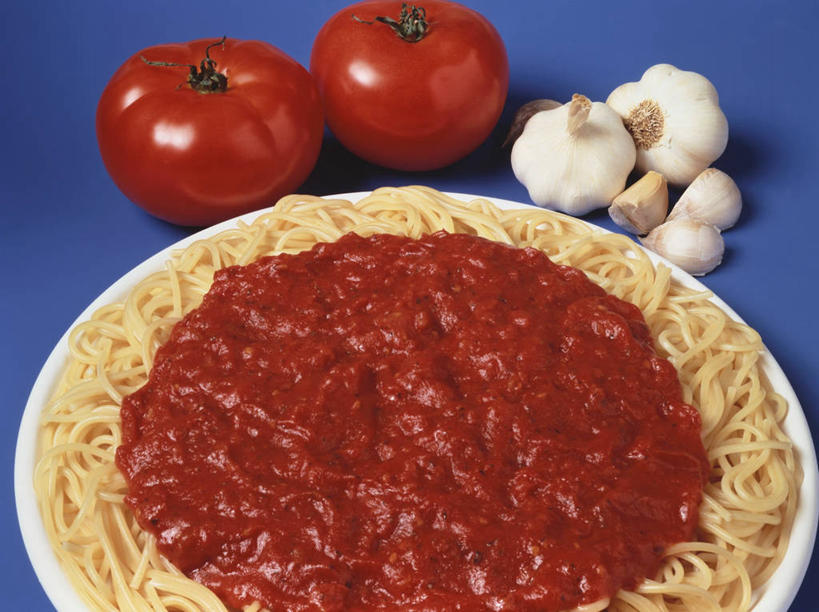 面食,面条,意大利面,无人,横图,俯视,室内,特写,白天,西餐,餐桌,桌子,蔬菜,蒜,西红柿,餐具,一堆,许多,阴影,堆叠,堆积,蓝色背景,新鲜,反射,碟子,盘,影子,调料,酱料,酱汁,面,茄汁,佐料,料理,食品,调味品,调味料,蒜头,番茄酱,酱,食物,两个,红色,白色,盘子,碟,西式,摄影,有机食品,绿色食品,影棚,餐台,堆,胡蒜,洋柿子,柑仔蜜,番茄,大蒜,臭柿,彩图,高角度拍摄,影棚拍摄,拍摄,六月柿,喜报三元