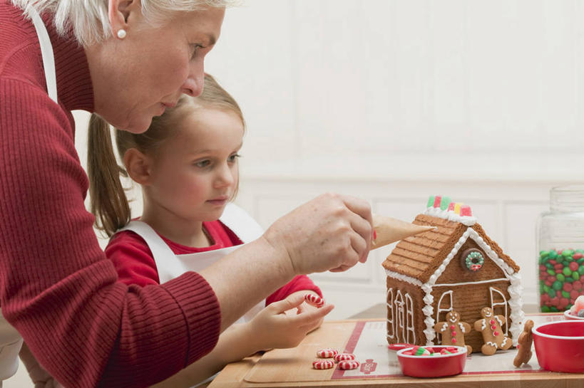 点心,西方人,儿童,老年人,两个人,家庭,祖母,站,横图,室内,白天,侧面,纯洁,餐桌,桌子,袋子,欧洲,圣诞节,欧洲人,弯腰,握,制作,阴影,服装,节日,庆祝,装饰,人形,反射,裱花袋,围裙,影子,食品,甜点,注视,休闲装,文化,加工,耳钉,塑料袋,装饰品,食物,糕点,小孩,衣服,白色,饰品,首饰,饼干,甜食,零食,观察,看,站着,庆典,休闲,温暖,温馨,一家人,休闲服,可爱,童年,童趣,握着,服饰,奶奶,餐台,观看,纪念,祖孙,和睦,察看,关注,酥饼,童真,烂漫,无邪,姜饼,外婆,外祖母,外孙,裱花枪,裱花,外孙子,弯身,姜饼人,装饰饼干,耳饰,姜饼屋,天真,老年女性,男孩,女人,女性,白种人,孩子,孙子,站立,半身,彩图,融洽,男生