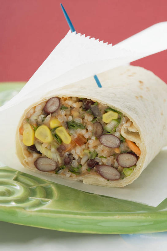 点心,无人,竖图,俯视,室内,特写,白天,餐桌,桌子,蔬菜,阴影,红色背景,新鲜,反射,影子,肉,食品,文化,饼,小吃,肉类,食物,糕点,甜食,摄影,有机食品,绿色食品,影棚,餐台,肉食,玉米饼,取食签,彩图,高角度拍摄,影棚拍摄,拍摄