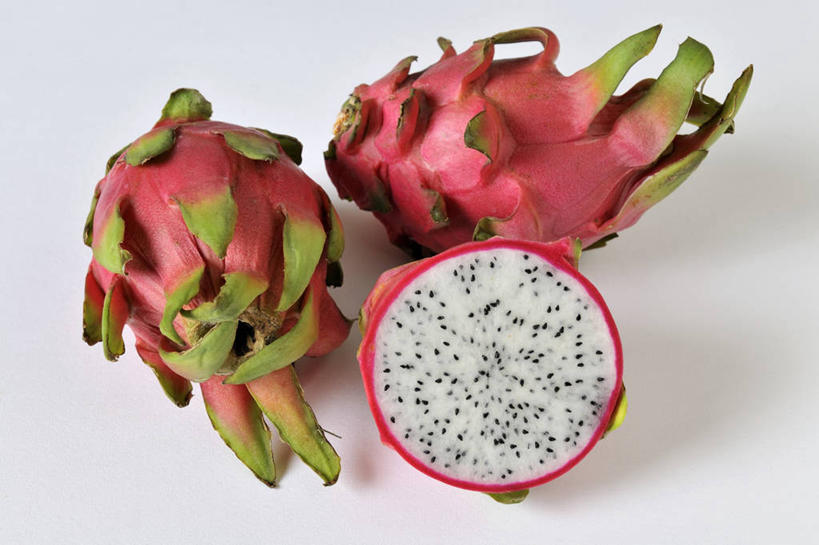 无人,横图,俯视,室内,特写,白天,白色背景,餐桌,桌子,水果,切开,阴影,新鲜,反射,影子,生食,食品,果实,火龙果,食物,三个,切,青龙果,摄影,有机食品,绿色食品,影棚,餐台,剖面,切面,彩图,高角度拍摄,影棚拍摄,拍摄